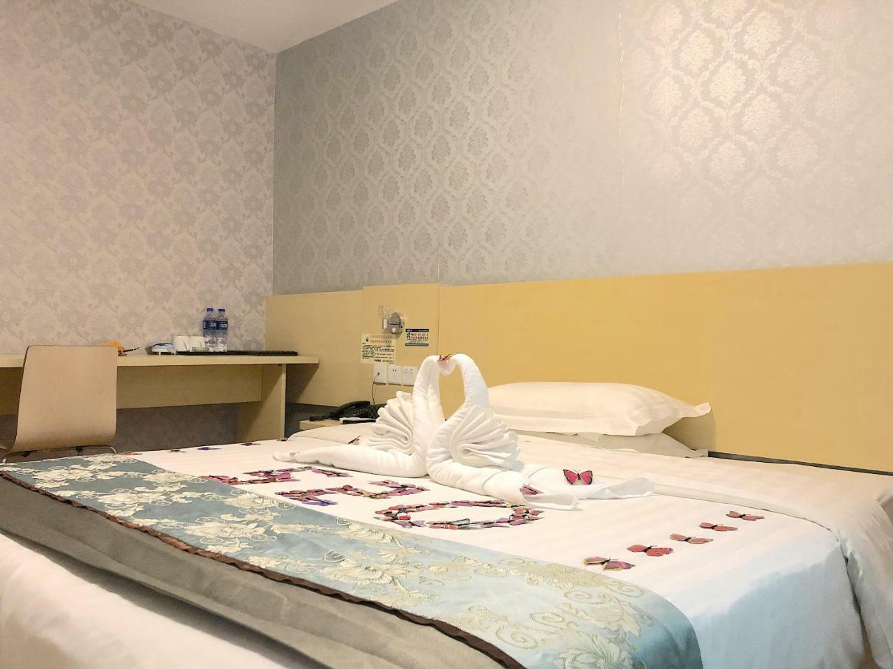 גואנגג'ואו Jia Mei Xin Holiday Hotel Baiyun Airport Branch מראה חיצוני תמונה